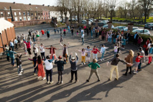 Ein partizipatives Erlebnis mit Audioguide, das die „Angst vor dem Anderen“ auf dem Schulhof thematisiert.