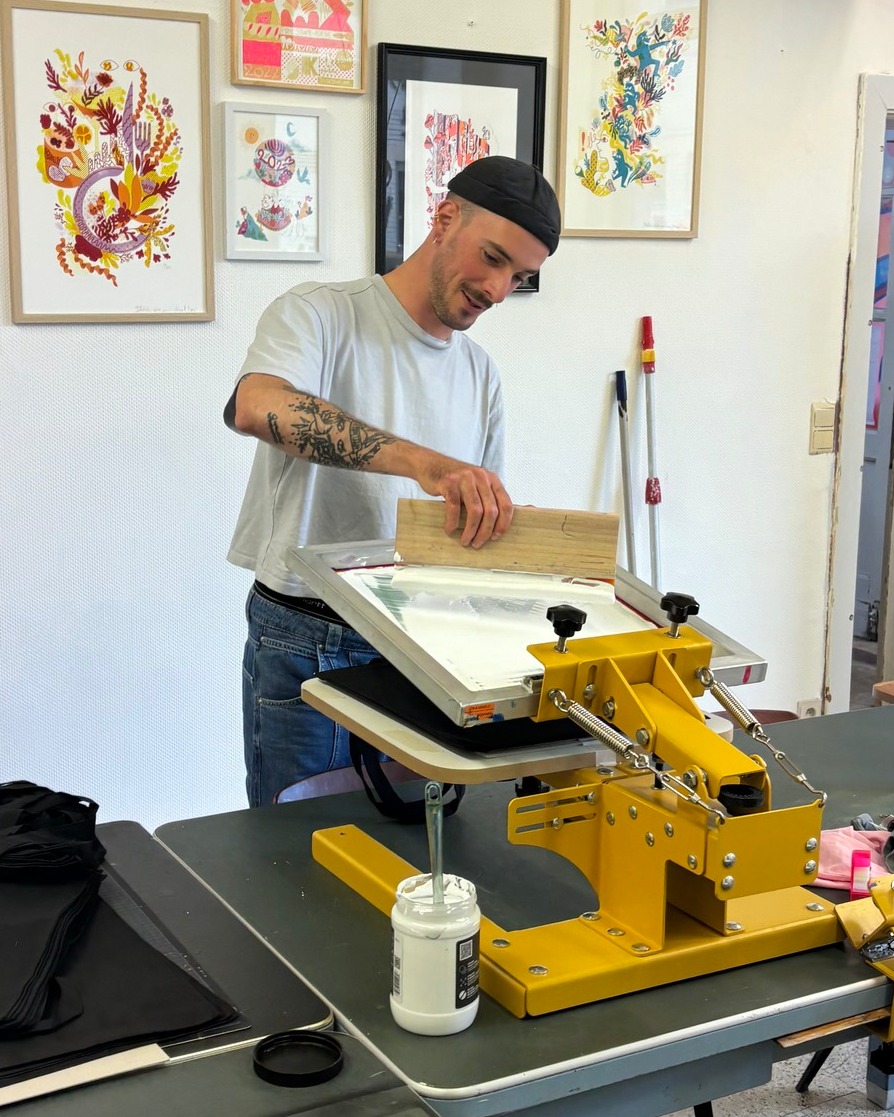 Jo Delannoy en atelier de sérigraphie